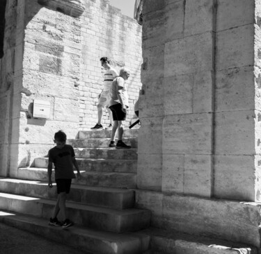 En longeant les arènes.