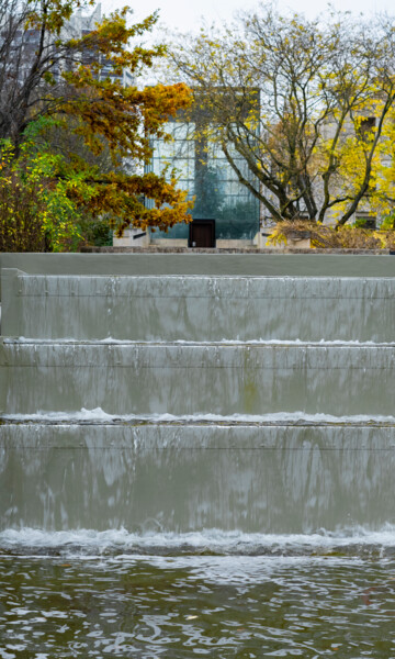 Fontaine en fin d'automne. Paris