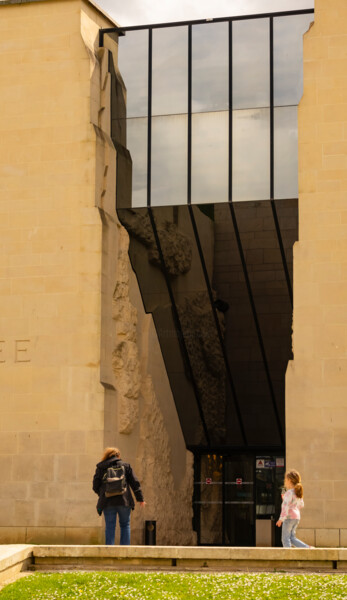 Entrée du Mémorial de Caen